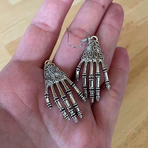 Silver skeleton hand earrings - Picture 10 of 11